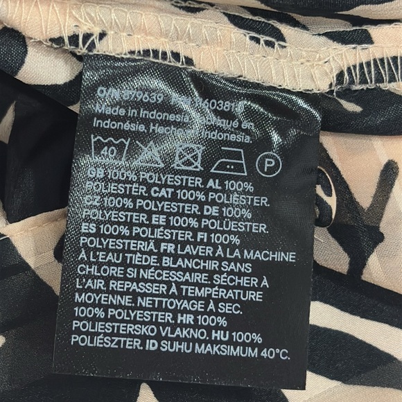 H&M Patterned Blouse Size Medium. - Picture 6 of 10